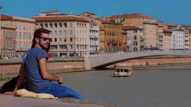 Das wunderschöne stadtzentrum von pisa mit dem fluss arno - pisa toskana italien - 13. september 2017 — Stockvideo