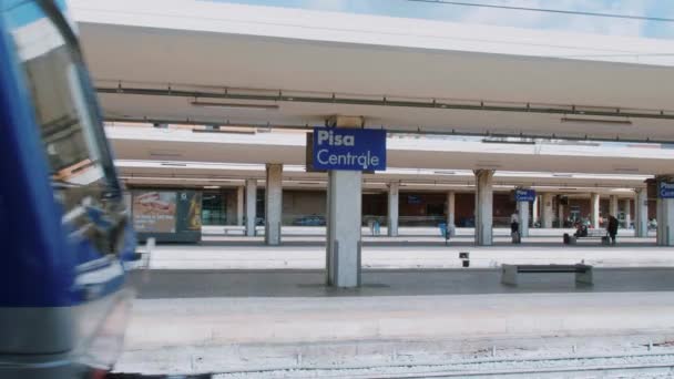 Trein aankomt op Centraalstation van Pisa - Pisa-Toscane-Italië - 13 September 2017 — Stockvideo