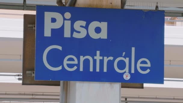 Ondertekenen van Pisa centraal station op het platform - Pisa-Toscane-Italië - 13 September 2017 — Stockvideo