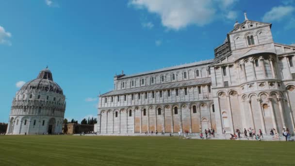 O Batistério e a Catedral de Pisa na Praça Duomo - ITÁLIA DA TUSCÂNIA PISA - 13 DE SETEMBRO DE 2017 — Vídeo de Stock