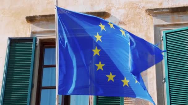 Bandera de la Unión Europea ondeando con el viento — Vídeos de Stock