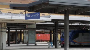 Pisa Central Station - Pisa Toskana İtalya - 13 Eylül 2017 platformları