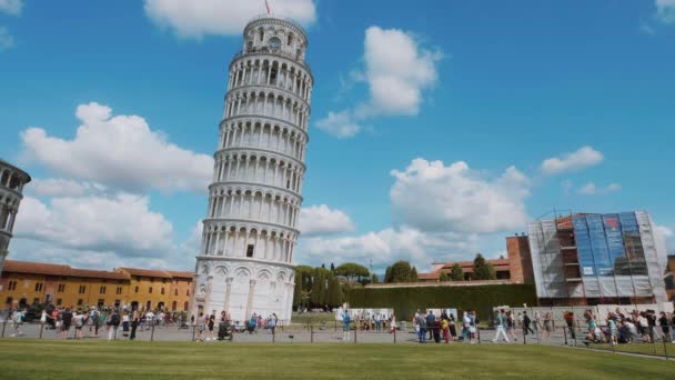 Самая известная туристическая достопримечательность Пизы - The Leaning Tower - PISA TUSCANY ITALY - 13 сентября 2017 г. — стоковое видео