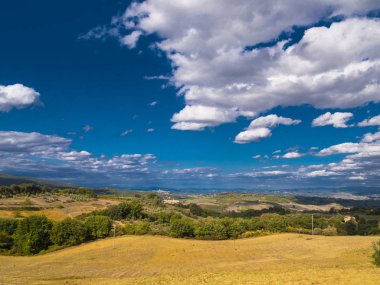 İtalya Tuscany'de üzerinde mavi gökyüzü
