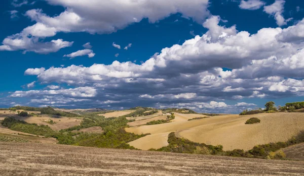 Mavi gökyüzü ile güzel bir gün Toskana İtalya