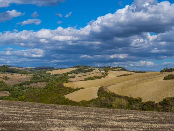 Un hermoso día en Toscana Italia con cielo azul — Foto de Stock