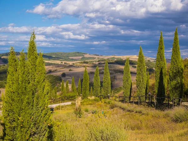 İtalya Tuscany'de üzerinde mavi gökyüzü
