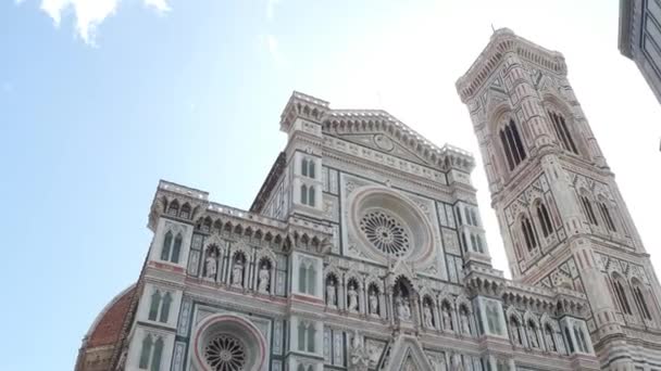 Католическая церковь Санта-Мария-дель-Фьоре во Флоренции на площади Дуомо - крупнейшая в городе - Тоскана — стоковое видео