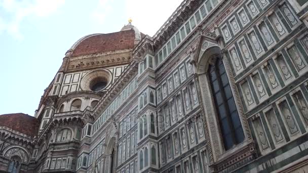 Католическая церковь Санта-Мария-дель-Фьоре во Флоренции на площади Дуомо - крупнейшая в городе - Тоскана — стоковое видео