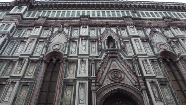 Fasáda katedrály Santa Maria del Fiore ve Florencii - Toskánsko — Stock video