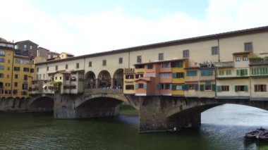 Iconic Vecchio Köprüsü nehir üzerinde Floransa'da Arno Ponte Vecchio - Tuscany denir.