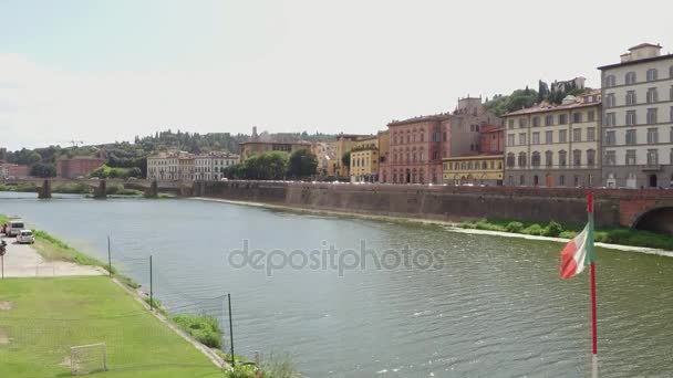 Schöner Fluss Arno in der Stadt Florenz - Toskana — Stockvideo