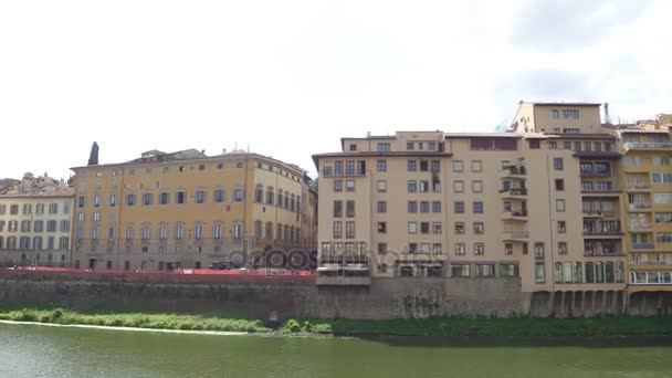 Schöner Fluss Arno in der Stadt Florenz - Toskana — Stockvideo