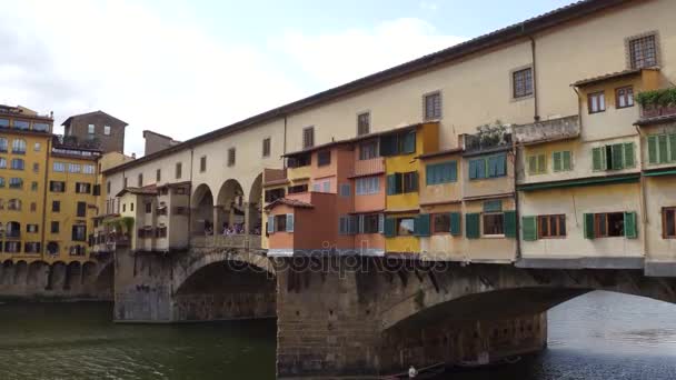 Mostu Iconic Vecchio ve Florencii nad řekou Arno nazývá Ponte Vecchio - Toskánsko — Stock video