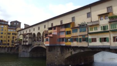 Iconic Vecchio Köprüsü nehir üzerinde Floransa'da Arno Ponte Vecchio - Tuscany denir.