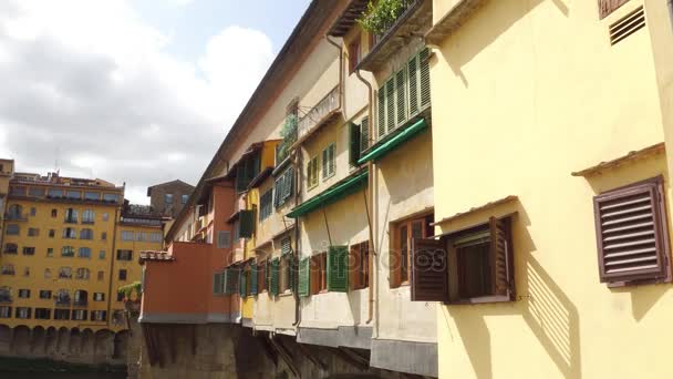 Prachtige Italiaanse stijl gebouwen op de brug van Ponte Vecchio in Florence - Tuscany — Stockvideo