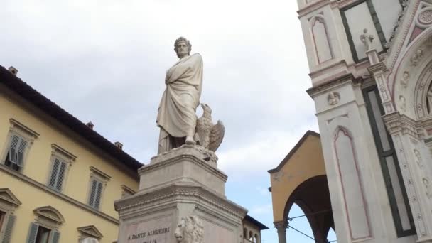 피렌체-토스카에에서 산타 크로 광장에서 단테 알리기에리의 유명한 동상 — 비디오