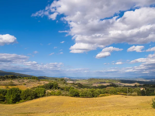Blauer Himmel über der Toskana in Italien — Stockfoto