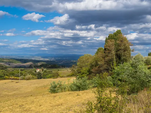 Amplia vista panorámica de los paisajes de la Toscana italiana — Foto de Stock