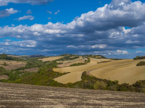 Een mooie dag in Toscane Italie met blauwe lucht — Stockfoto