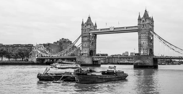 Tower Bridge i London - utsikt fra More London Riverside – stockfoto