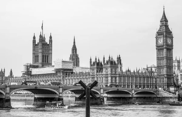 Vista de ângulo largo sobre a ponte de Westminster e Big Ben — Fotografia de Stock