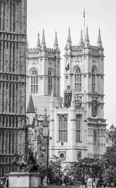 Westminster Abbey Londra Meclis'te evlerin arkasında — Stok fotoğraf