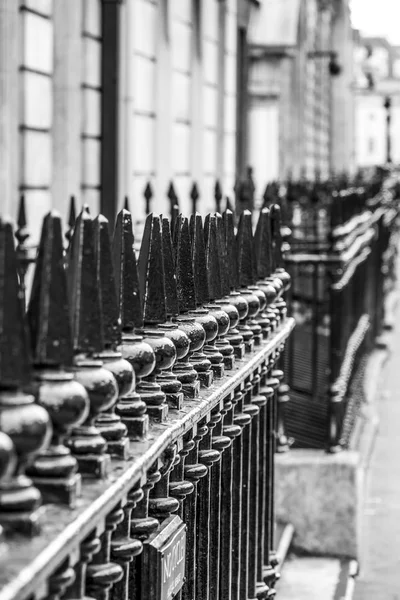 Tipik İngiliz tarzı - demir çitler evin önünde