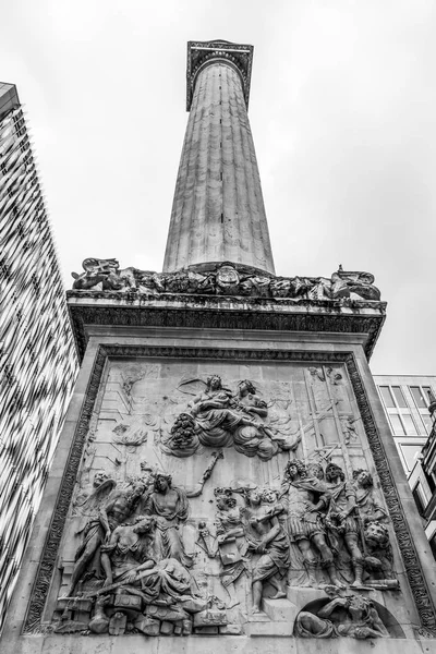 Het Monument in de City of London - belangrijke toeristische attractie — Stockfoto
