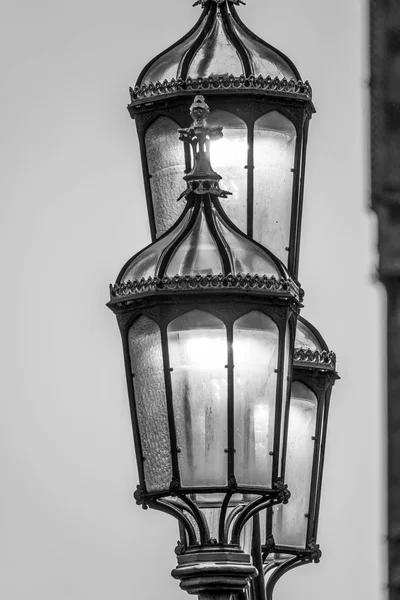 Bellissime lanterne di strada sul ponte di Westminster la sera — Foto Stock
