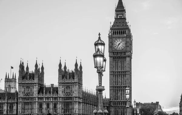 Vista típica sobre Casas do Parlamento e Big Ben em Londres — Fotografia de Stock