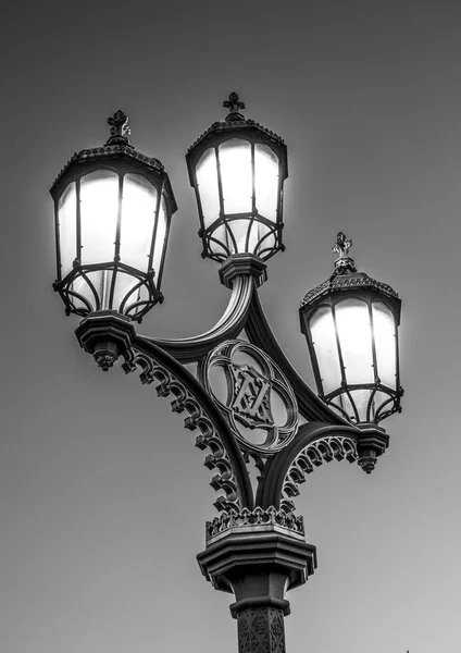 Lanterna stradale su Westminster Bidge a Londra — Foto Stock