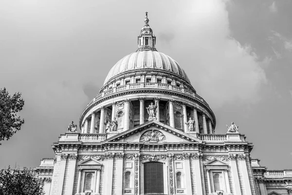 Catedral de St. Pauls na cidade de Londres — Fotografia de Stock