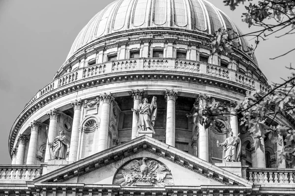 Cathédrale St. Pauls dans la ville de Londres — Photo