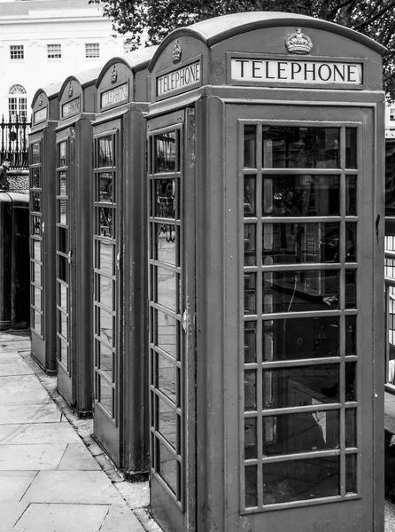 Fila de cabines telefônicas típicas de Londres - cabine telefônica — Fotografia de Stock