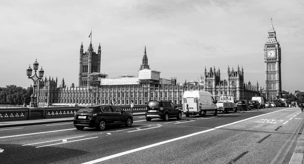 Straßenansicht auf der Westminster Bridge mit Blick auf Parlamentsgebäude und Big Ben - London - Great Britain - 19. September 2016 — Stockfoto