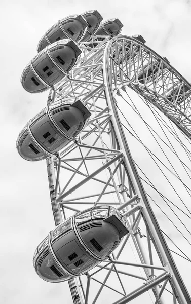 Cápsulas de London Eye ferris wheel - LONDON - GREAT BRITAIN - SETEMBRO 19, 2016 — Fotografia de Stock