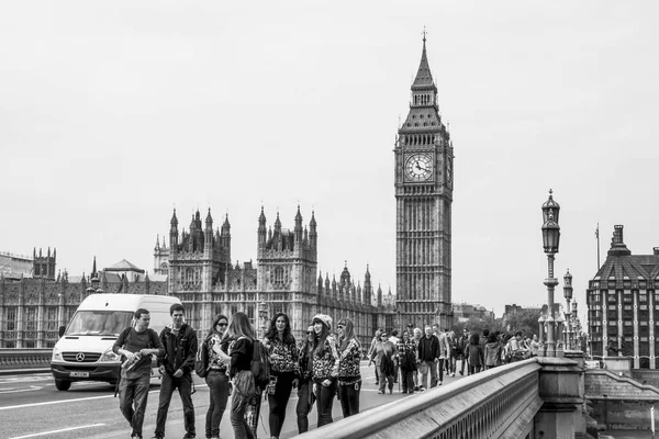 Westminster Bridge - um lugar cheio de gente e atração turística em Londres - LONDRES - GRANDE BRETANHA - SETEMBRO 19, 2016 — Fotografia de Stock