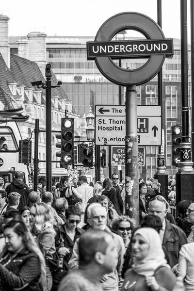 Tłum turystów na stacji metra Westminster w Londynie - Londyn - Wielka Brytania - 19 września 2016 r. — Zdjęcie stockowe