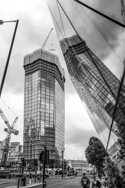 Moderní kancelářské budovy v Londýn Southwark - Londýn - Velká Británie - 19. září 2016 — Stock fotografie