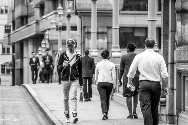 サウスワーク橋ロンドン - ロンドン - イギリス - 2016 年 9 月 19 日上を歩く観光客 — ストック写真