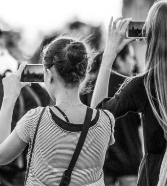 Turistler fotoğraf Westminster Köprüsü'nde Londra - Londra - İngiltere'de - 19 Eylül 2016 yapıyor