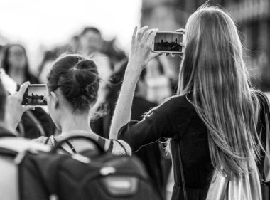 Turistler fotoğraf Westminster Köprüsü'nde Londra - Londra - İngiltere'de - 19 Eylül 2016 yapıyor