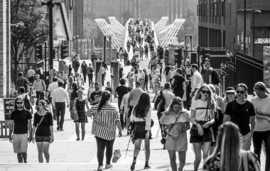 Çok turist Millennium Köprüsü - bir crowdy yer ve turistik cazibe Londra - Londra - Büyük Britanya - 19 Eylül 2016