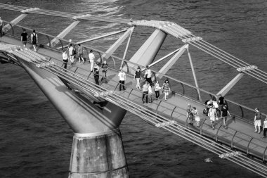 19 Eylül 2016 - Londra - İngiltere - Londra - hava Millennium Köprüsü üzerinde yürüyen insanlar görüntülemek