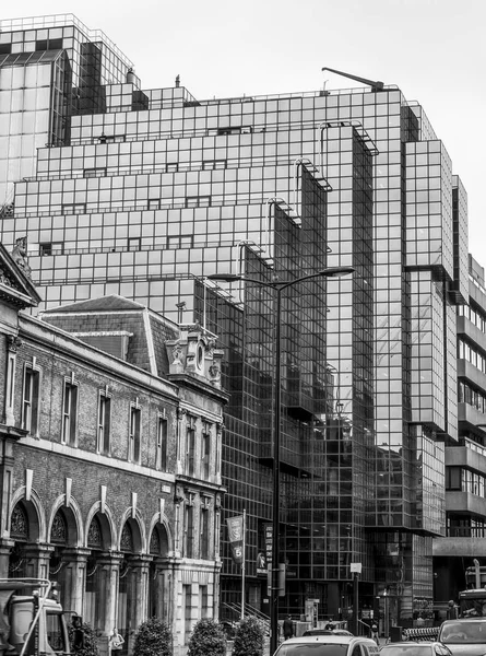 Gatuvy med Nothern och Shell byggnad i City of London - London - Storbritannien - 19 September, 2016 — Stockfoto