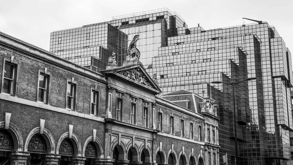 Straßenansicht mit Nord- und Rohbau in der Stadt London - London - Großbritannien - 19. September 2016 — Stockfoto