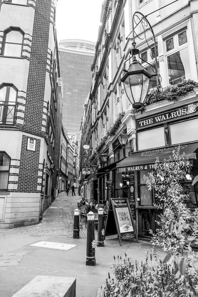 Hermosa callejuela estrecha en la City de Londres - zona peatonal - LONDRES - GRAN BRETAÑA - 19 DE SEPTIEMBRE DE 2016 — Foto de Stock