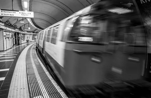 Лондонського метро в русі - Лондон - Великобританія - 19 вересня 2016 — стокове фото