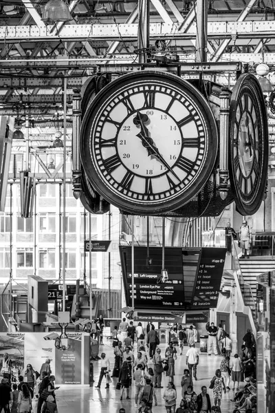 Відомий годинник на вокзалу Ватерлоо - Лондон - Великобританія - 19 вересня 2016 — стокове фото